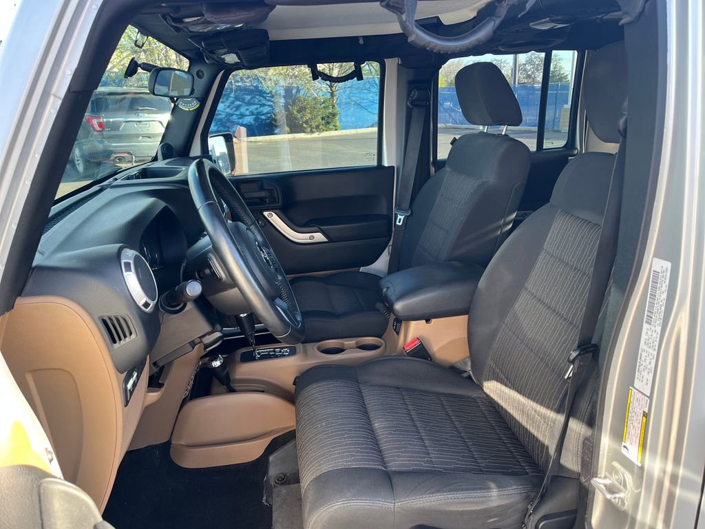 Used 2012 Jeep Wrangler Unlimited Rubicon w/ Connectivity Group AWD/4WD image 19