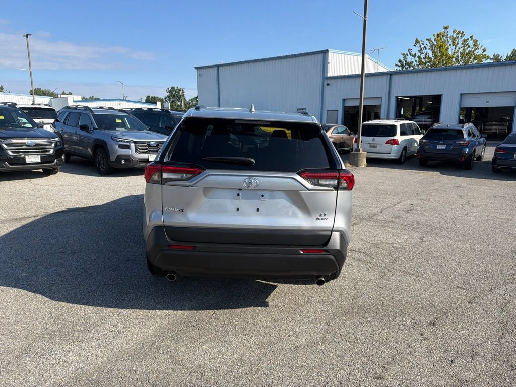 Used 2025 Toyota RAV4 LE AWD/4WD image 4