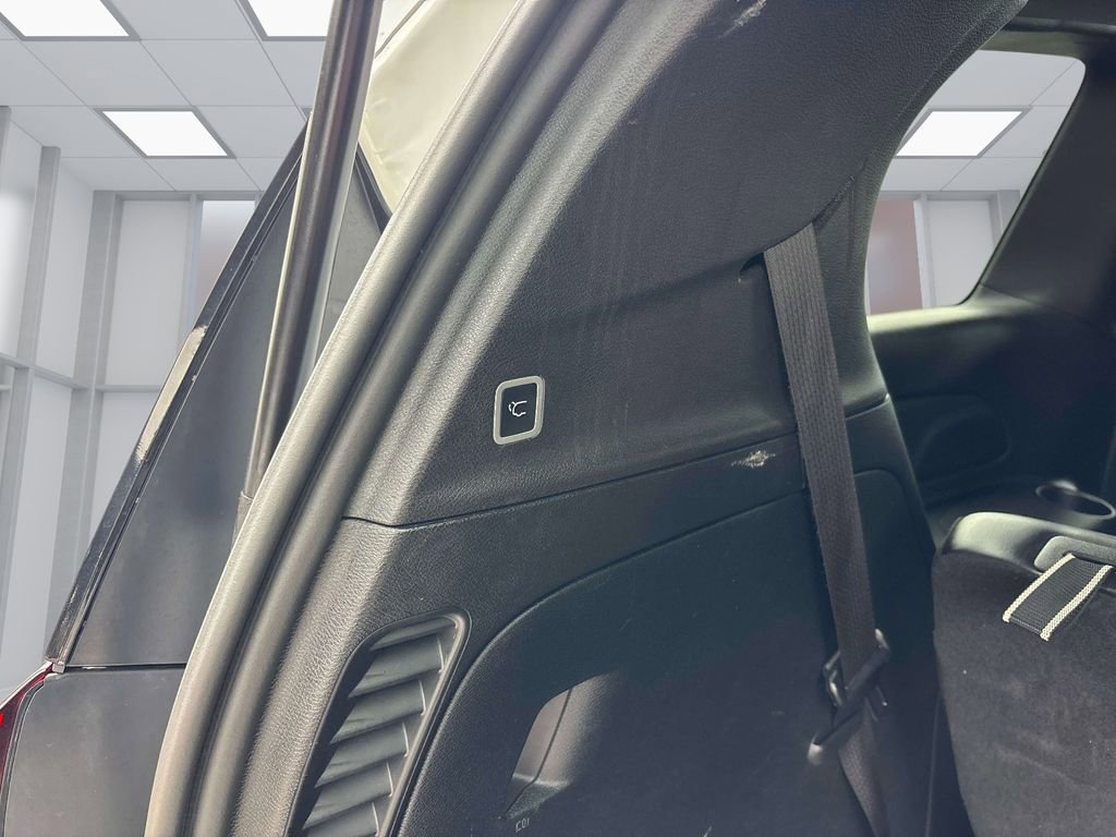 Used 2025 Chrysler Pacifica Select image 16