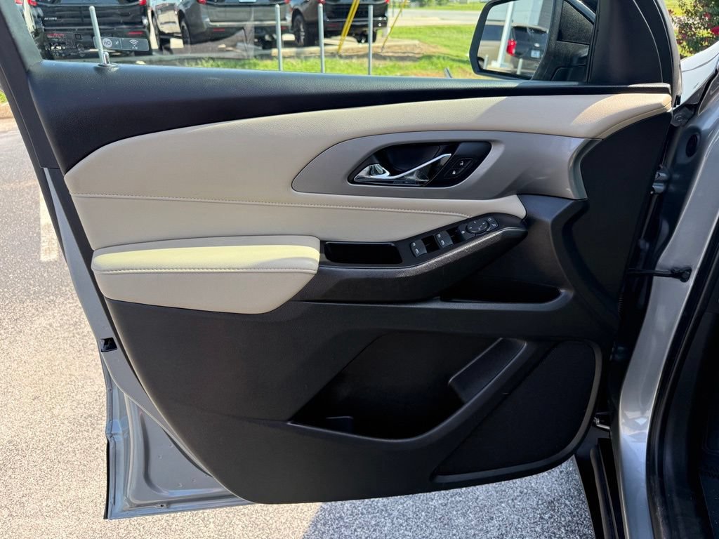 Used 2023 Chevrolet Traverse LS FWD image 5