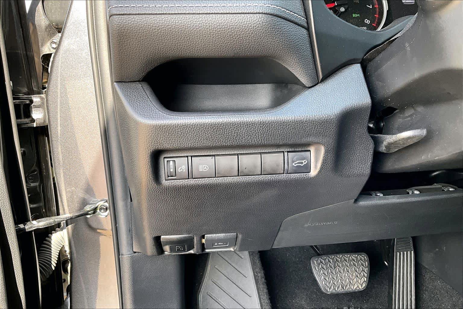Used 2022 Toyota RAV4 XLE Premium image 33