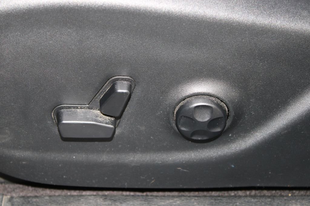 Used 2019 Jeep Cherokee Latitude Plus w/ Comfort/Convenience Group image 16