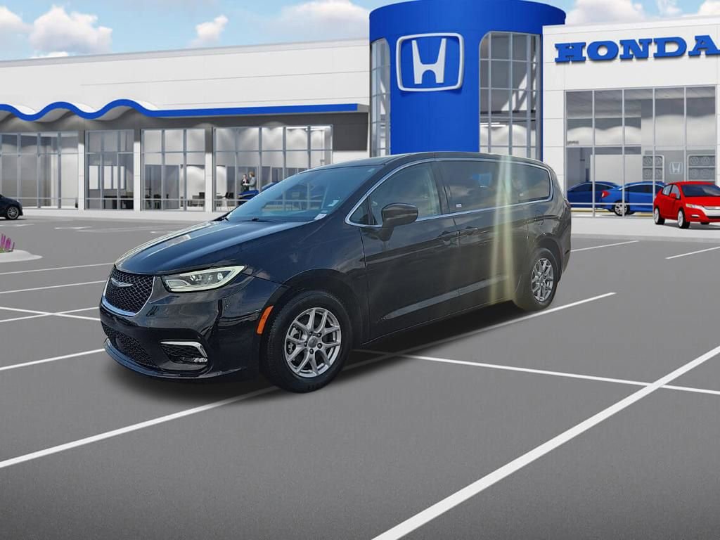 Used 2024 Chrysler Pacifica Touring-L image 3