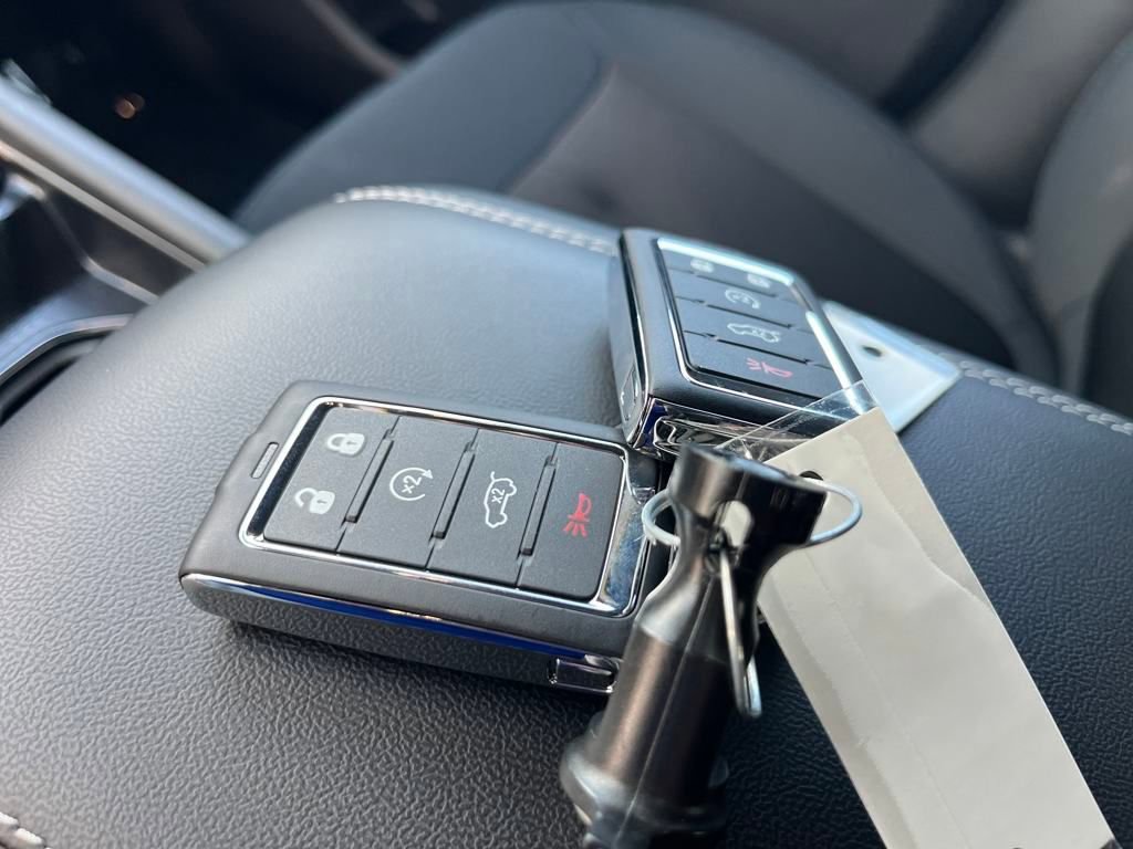 New 2025 Jeep Grand Cherokee L Laredo w/ Luxury Tech Group I image 44