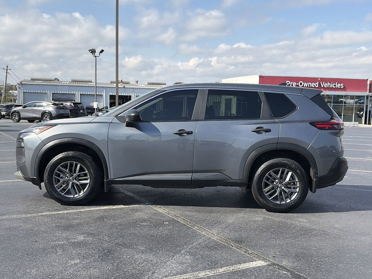 Used 2023 Nissan Rogue S image 2