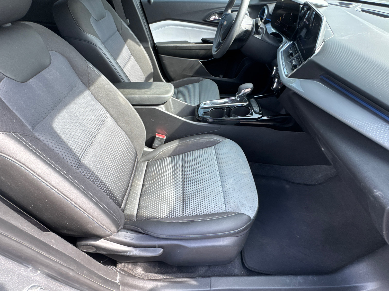 Used 2025 Chevrolet Trax LT FWD image 14