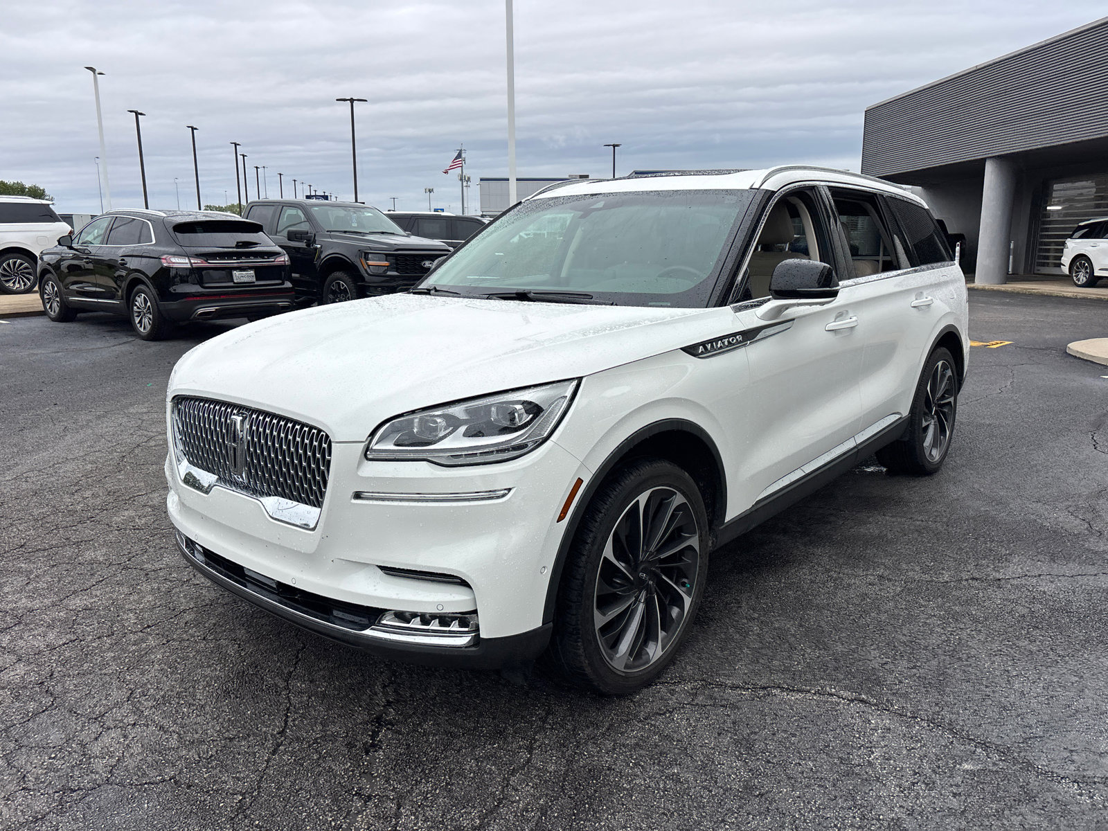 Certified 2024 Lincoln Aviator Reserve w/ Equipment Group 201A AWD/4WD image 3