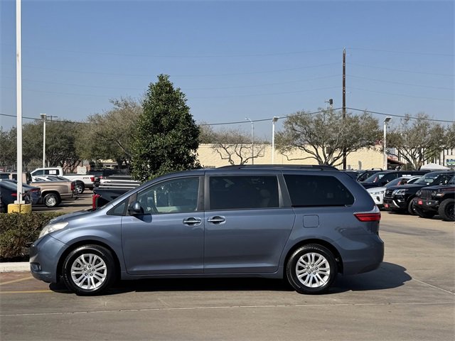Used 2016 Toyota Sienna XLE w/ XLE Navigation Package image 4