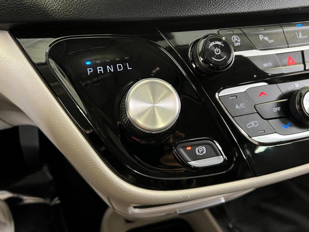 Used 2023 Chrysler Pacifica Touring-L image 47