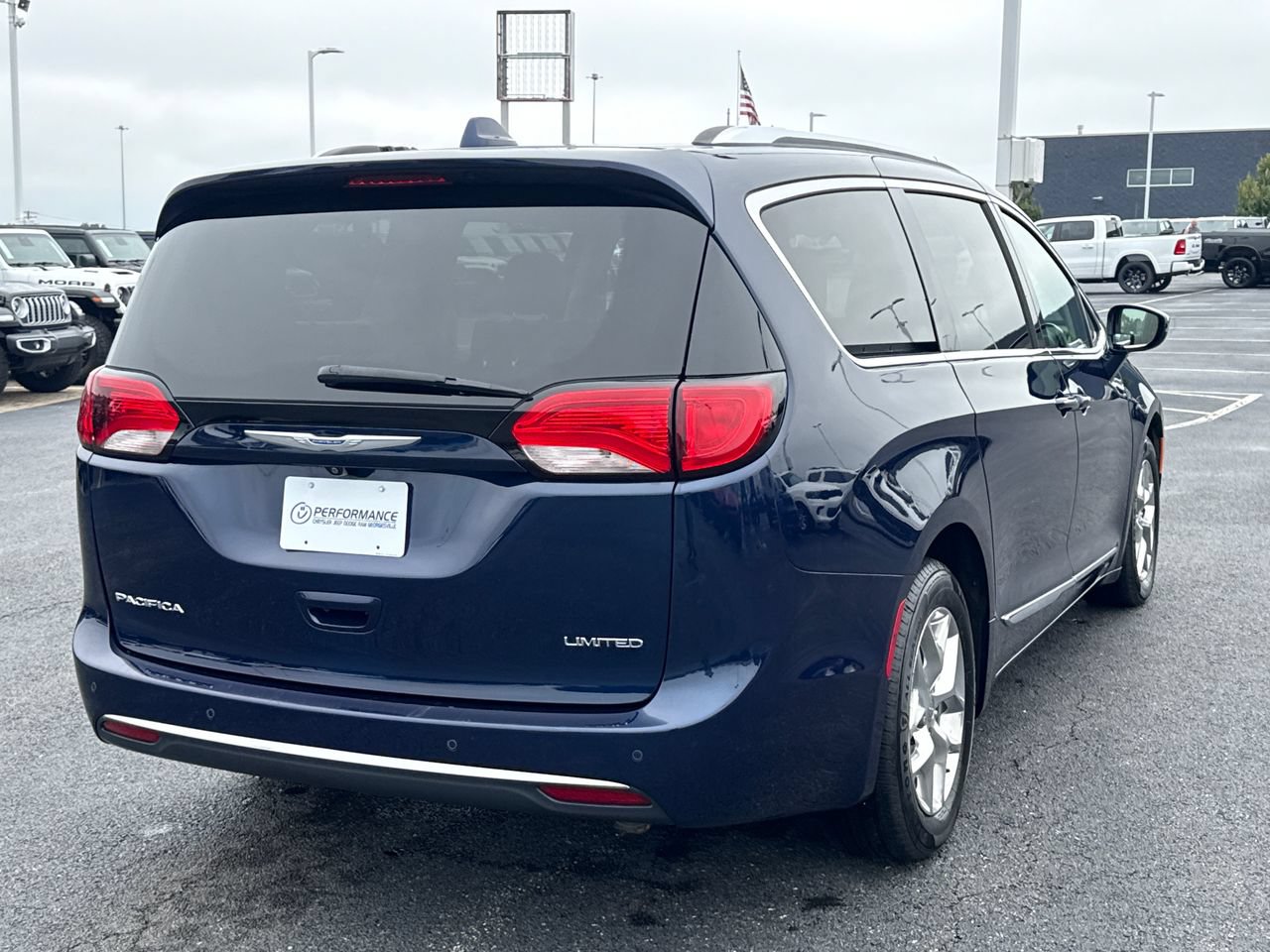 Used 2018 Chrysler Pacifica Limited FWD image 3