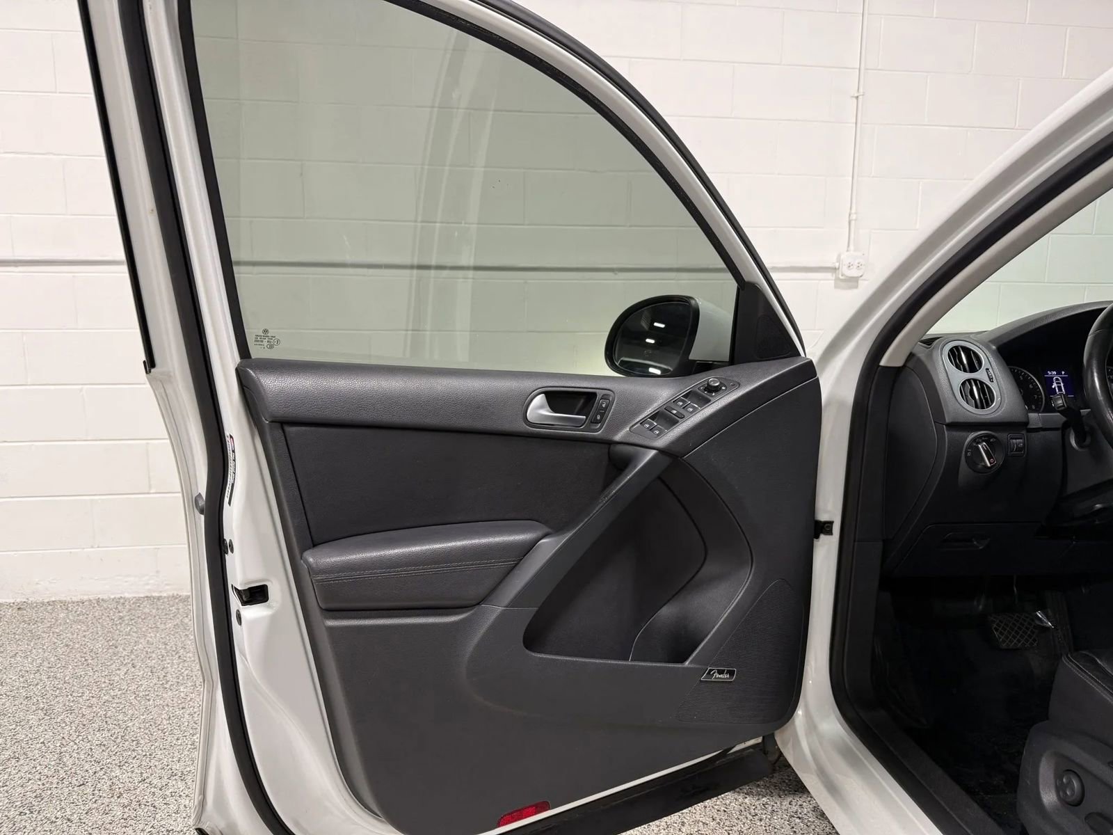 Used 2017 Volkswagen Tiguan SEL FWD image 14