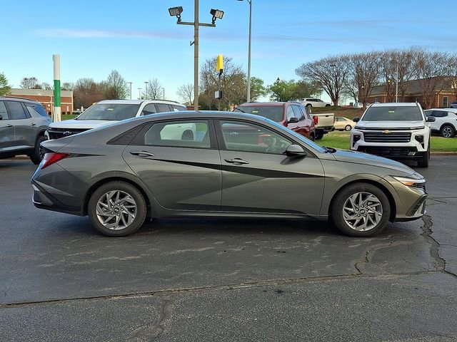 Used 2024 Hyundai Elantra Blue image 7