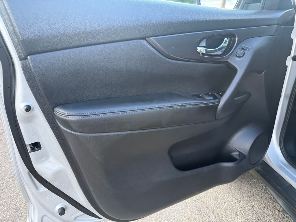 Used 2020 Nissan Rogue SV AWD/4WD image 9