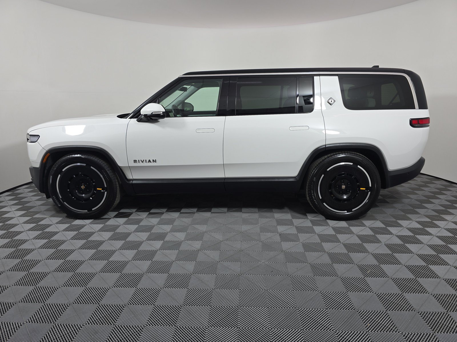 Used 2025 Rivian R1S Adventure AWD/4WD image 2