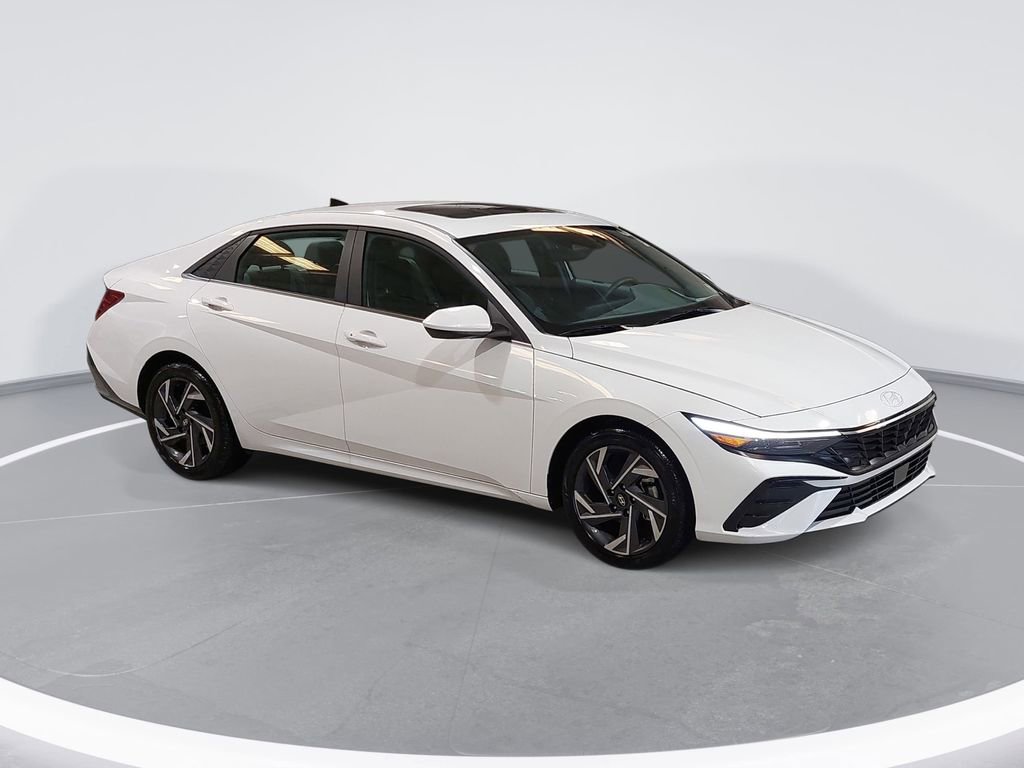 Certified 2025 Hyundai Elantra SEL image 3