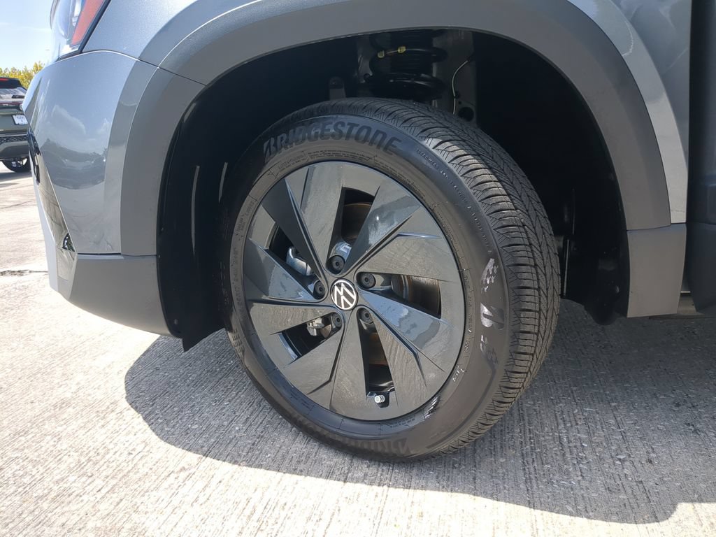Certified 2025 Volkswagen Taos S FWD image 30