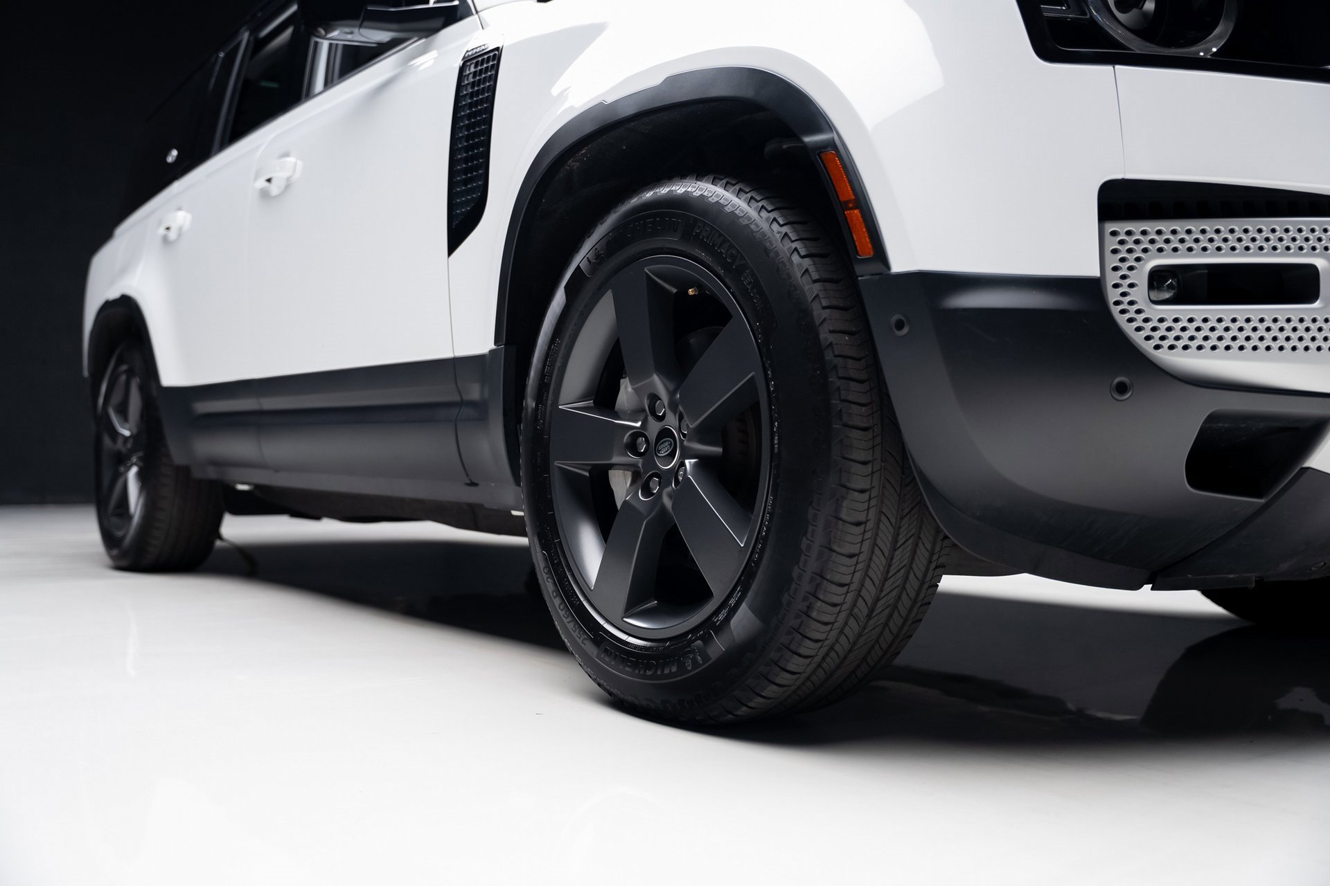 Used 2023 Land Rover Defender 130 SE image 82