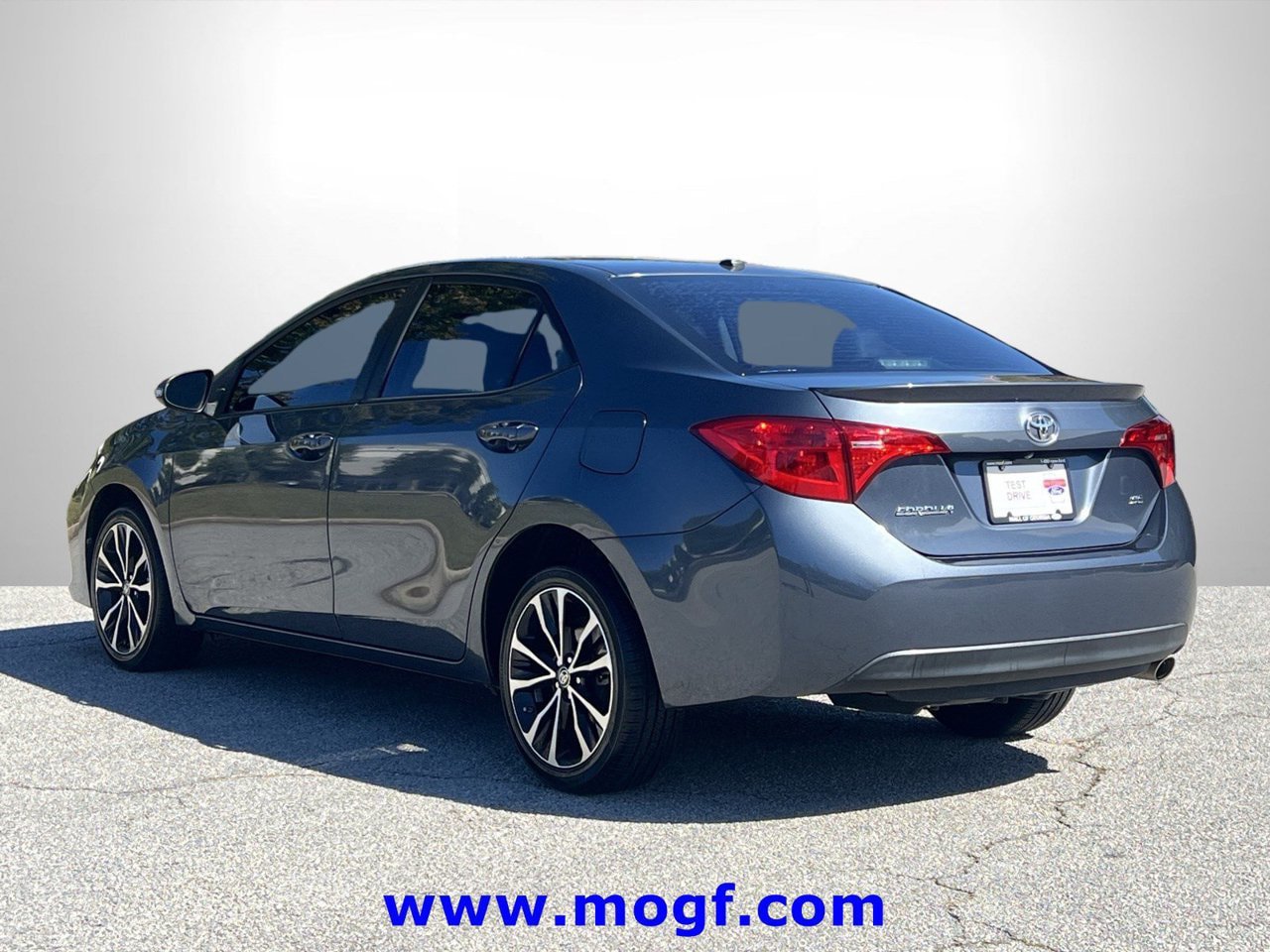 Used 2018 Toyota Corolla SE w/ SE Premium Package FWD image 2