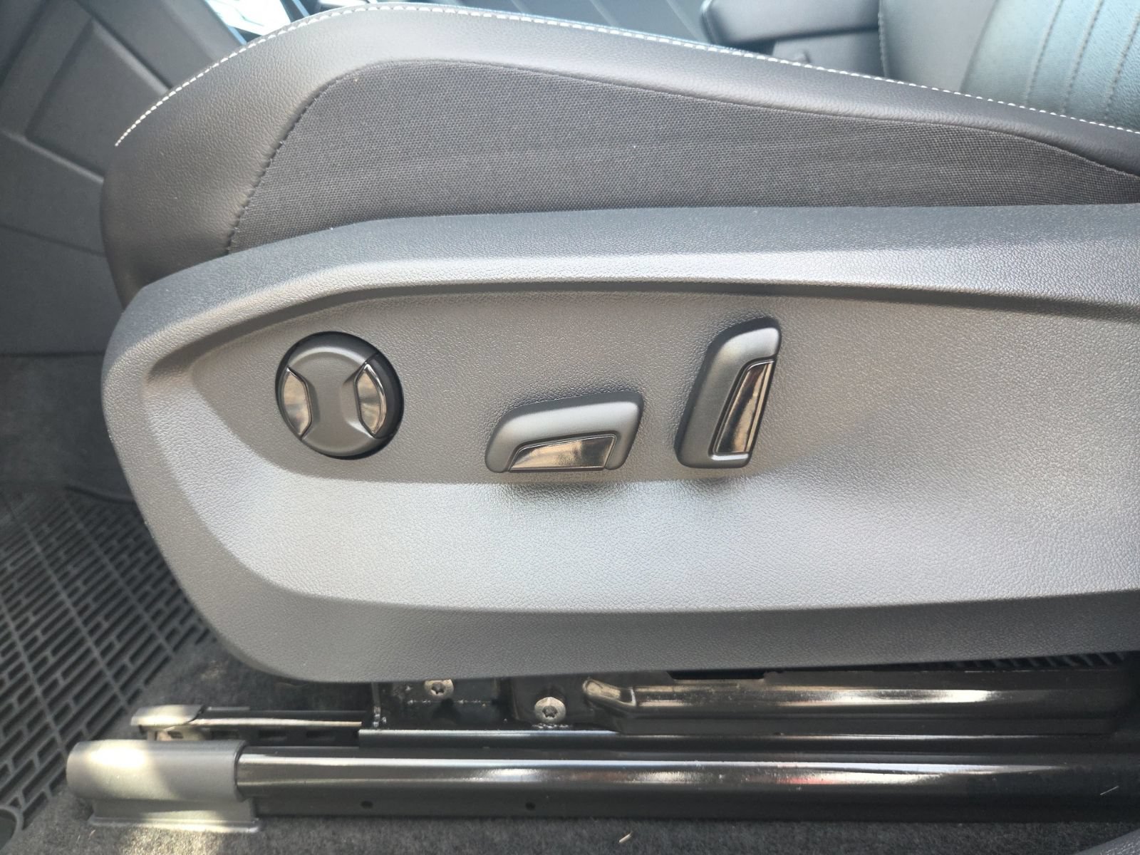 Certified 2024 Volkswagen Tiguan SE AWD/4WD image 20