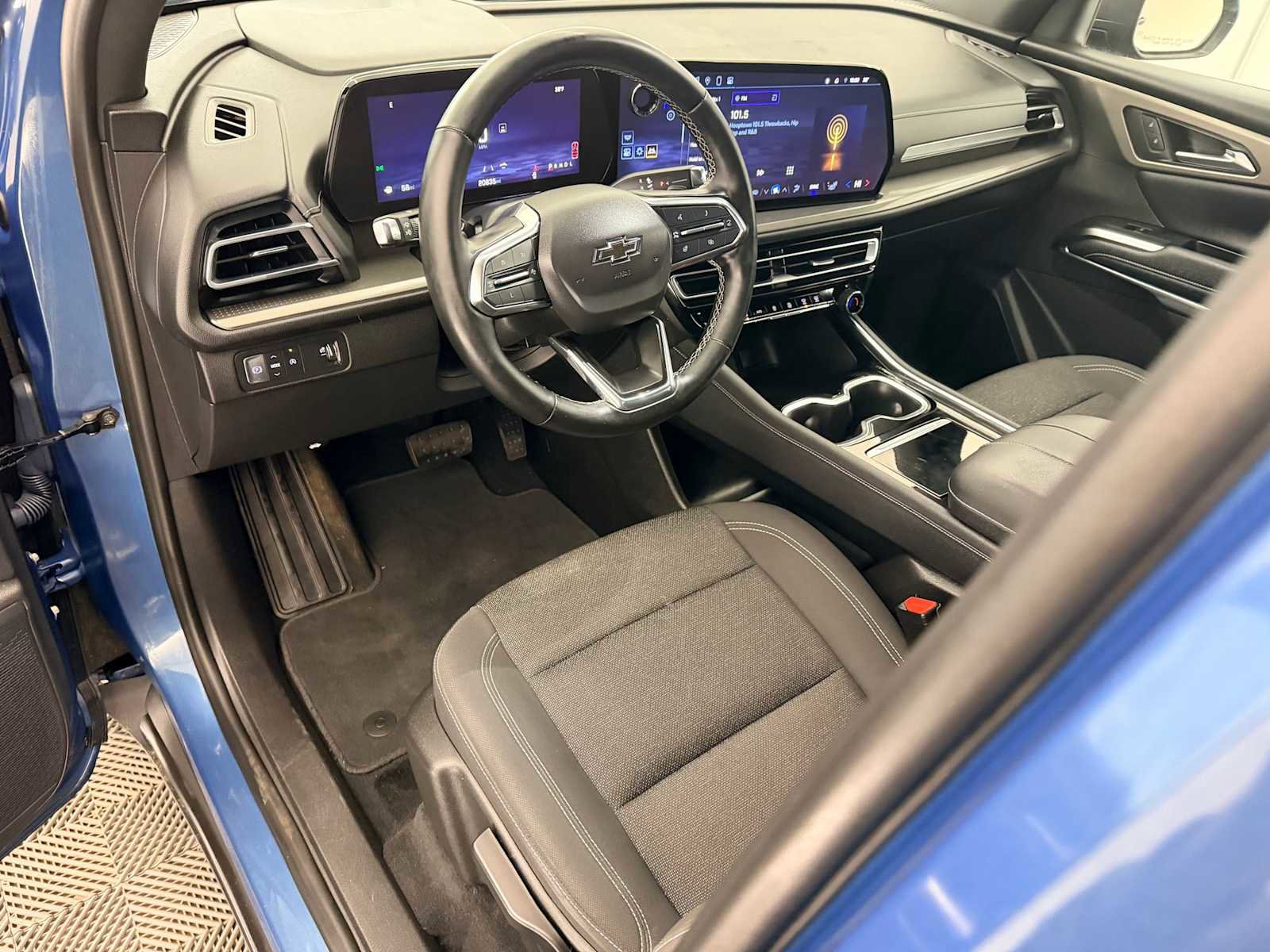 Used 2024 Chevrolet Traverse LS w/ Midnight/Sport Edition image 2