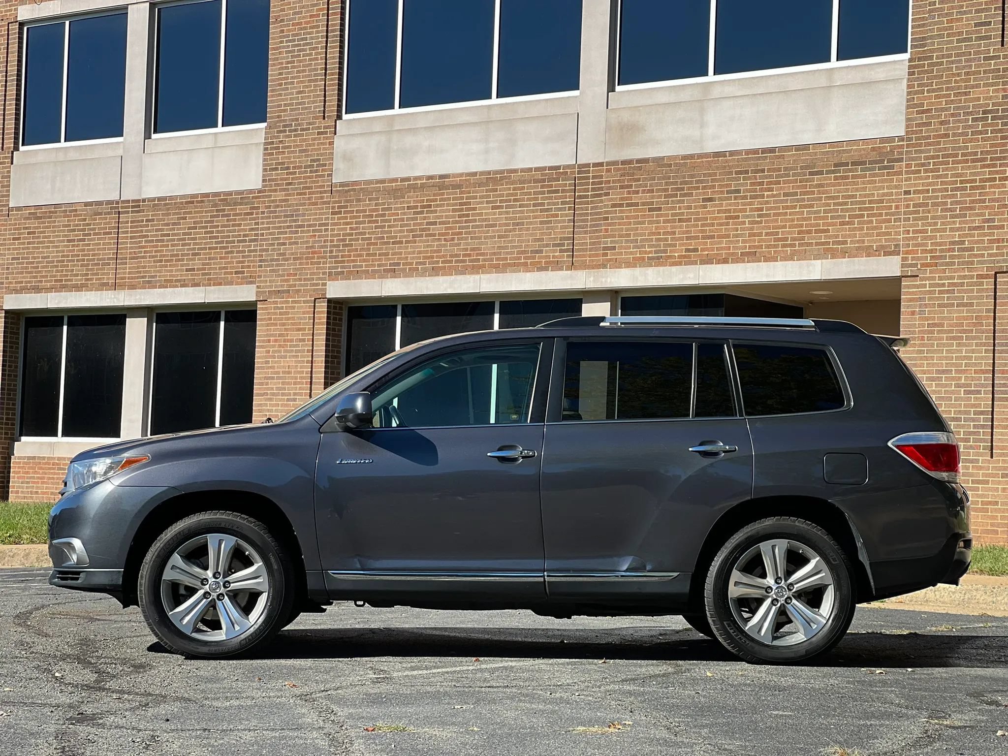 Used 2012 Toyota Highlander Limited w/ Tow Pkg AWD/4WD image 2