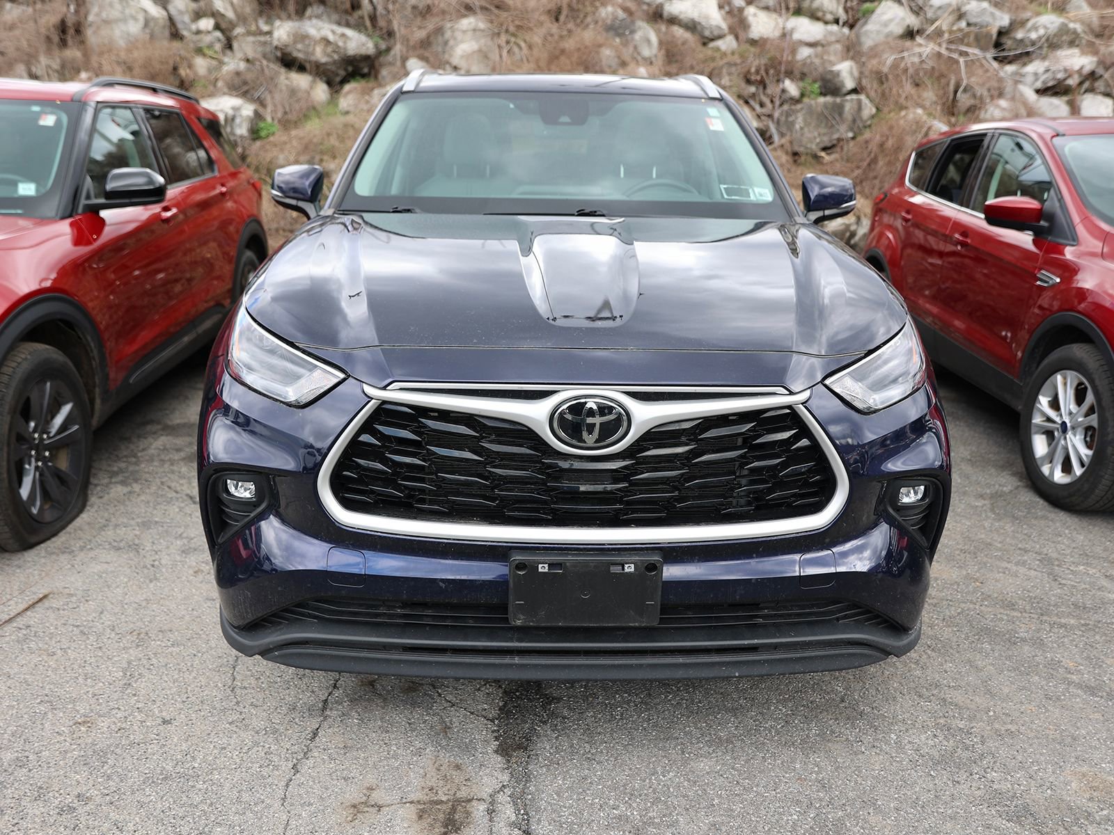 Used 2023 Toyota Highlander XLE image 2