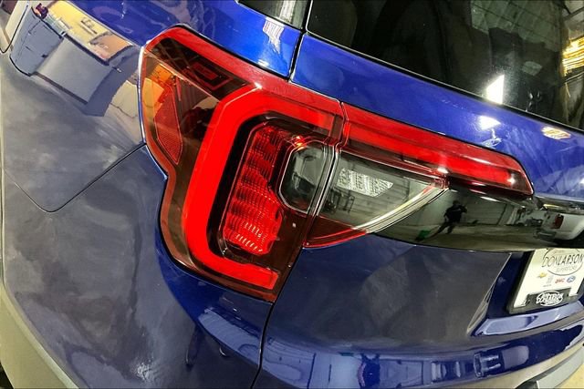 Used 2023 GMC Acadia SLE w/ Driver Convenience Package image 8