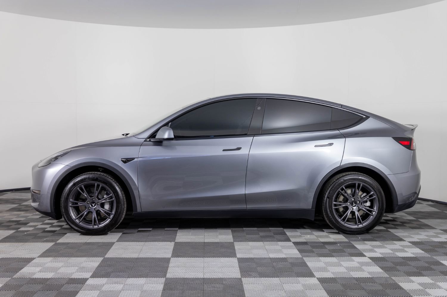 Used 2025 Tesla Model Y Long Range image 3