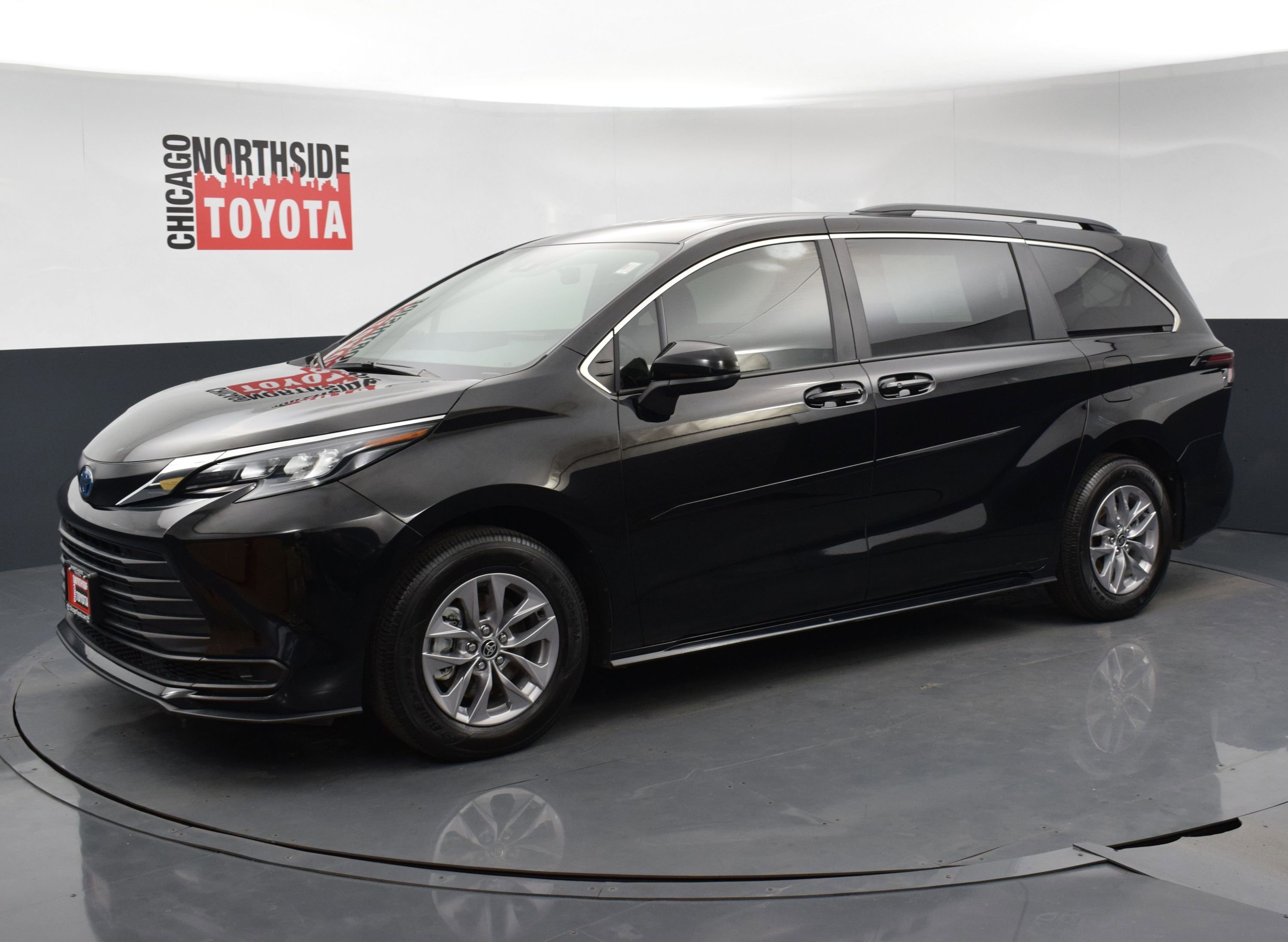 Used 2025 Toyota Sienna LE image 8