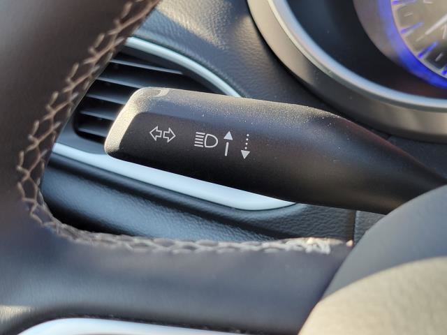 Used 2025 Chrysler Pacifica Select image 14