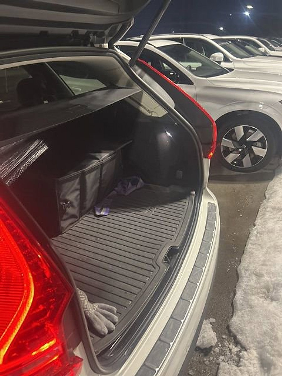 Used 2018 Volvo XC60 T5 Momentum w/ Vision Package AWD/4WD image 12