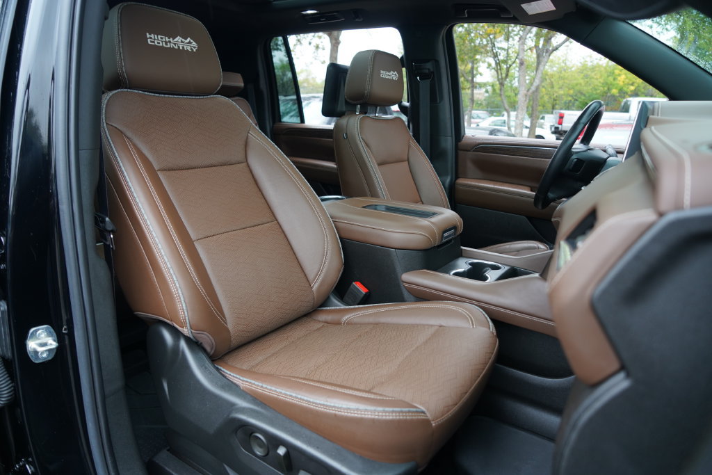 Used 2021 Chevrolet Suburban High Country w/ Premium Package AWD/4WD image 23
