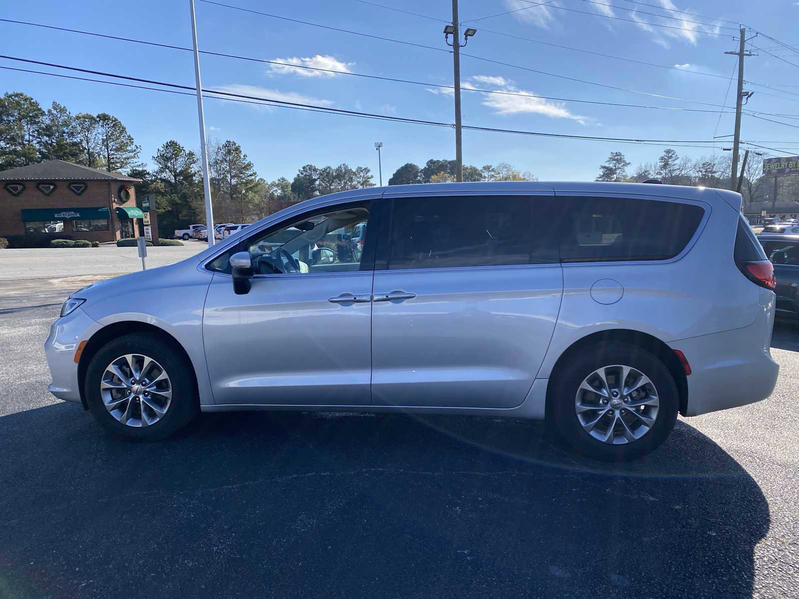 Used 2023 Chrysler Pacifica Touring-L image 8