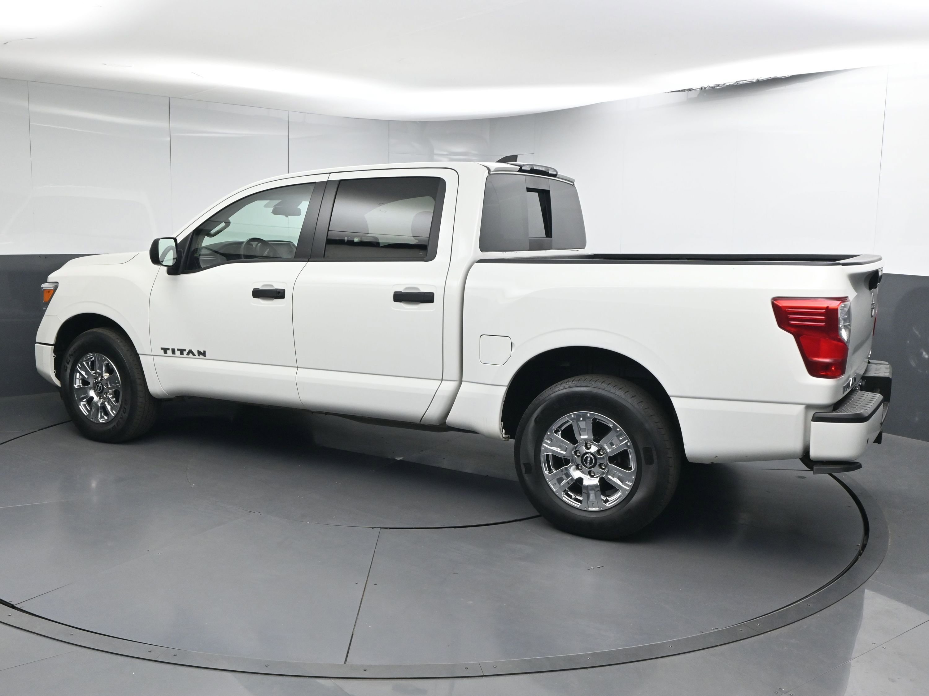 Used 2024 Nissan Titan SV w/ Accessory Utility Package image 6