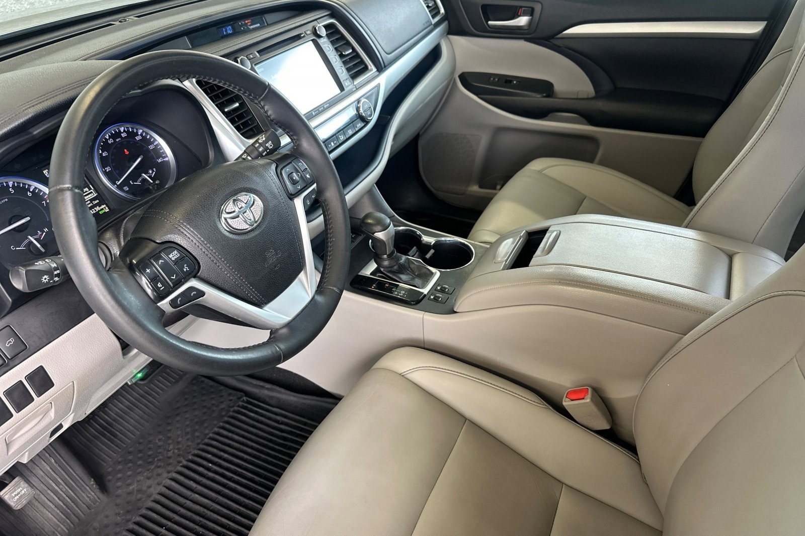 Certified 2019 Toyota Highlander XLE w/ Carpet Mat Package (TMS) AWD/4WD image 9