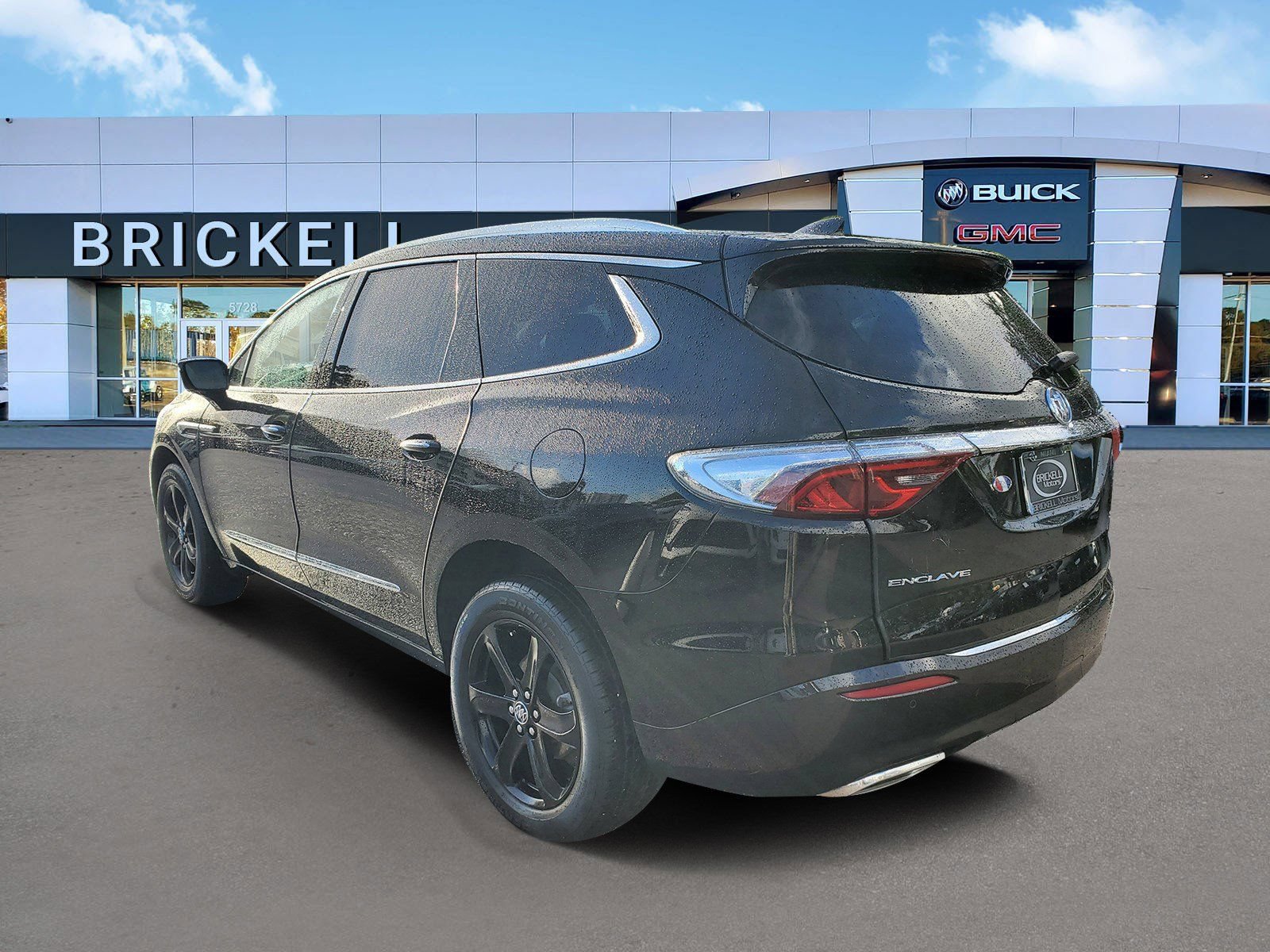 Used 2024 Buick Enclave Essence w/ Sport Touring Edition FWD image 4