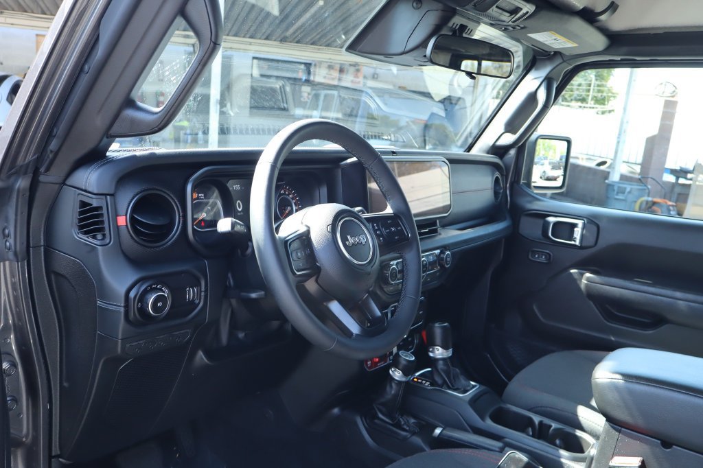 Certified 2025 Jeep Wrangler Unlimited Rubicon w/ Convenience Group AWD/4WD image 17