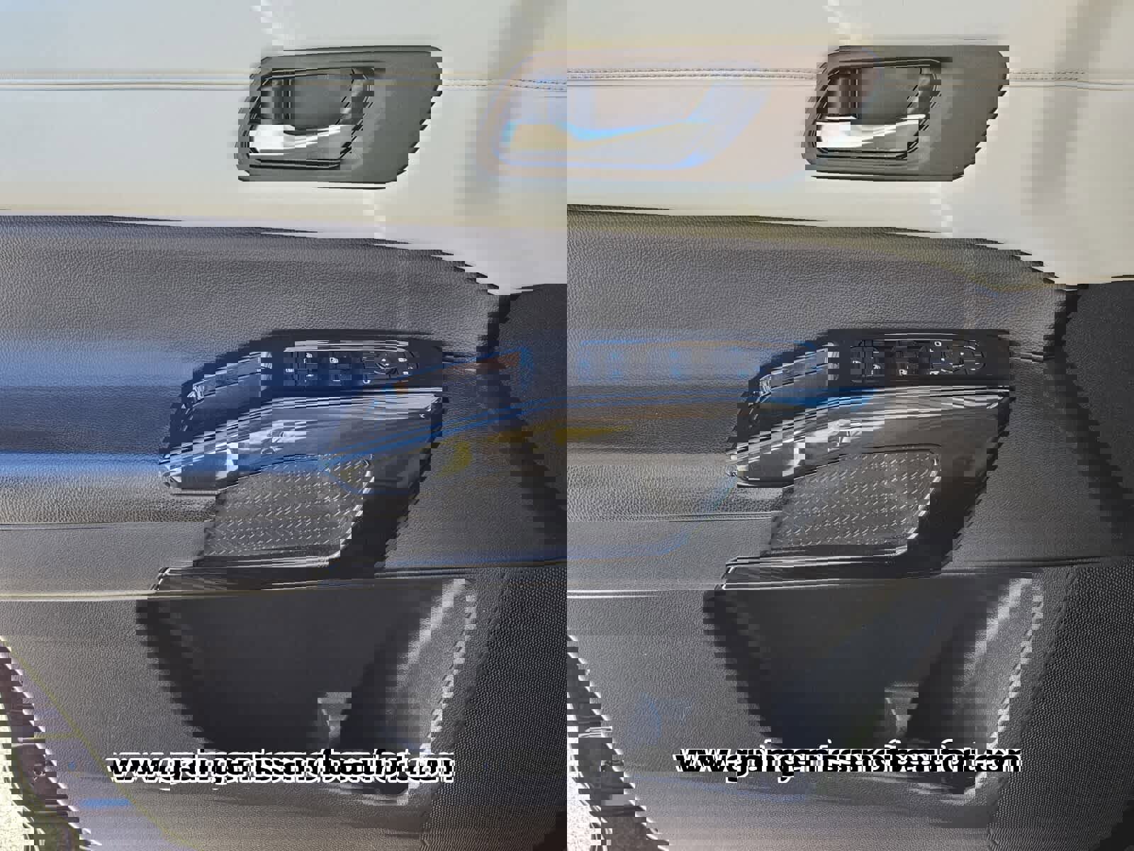 Used 2022 Nissan Pathfinder SV image 16