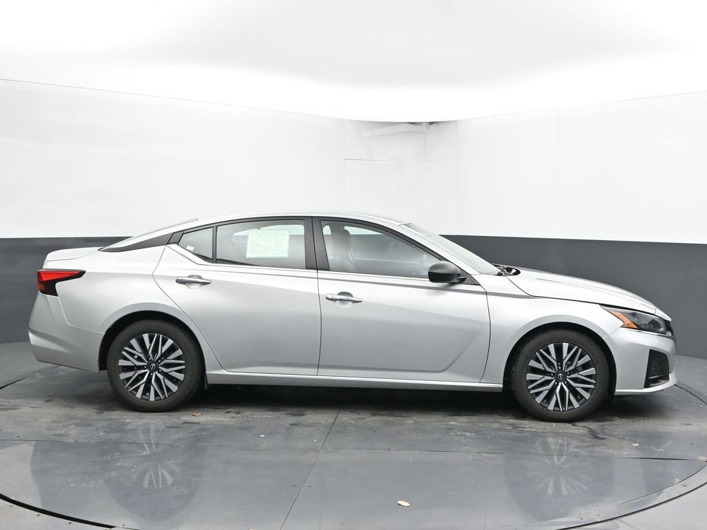 Used 2024 Nissan Altima 2.5 SV FWD image 12