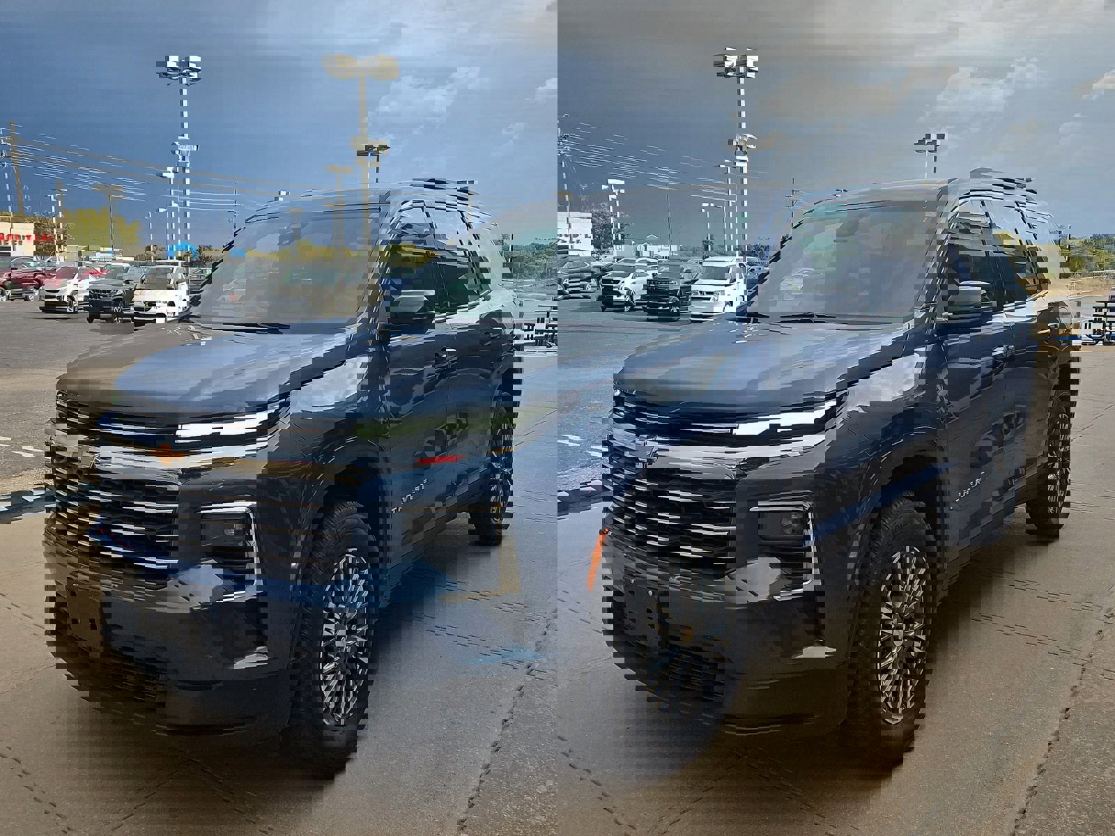 Used 2025 Chevrolet Traverse LT image 2