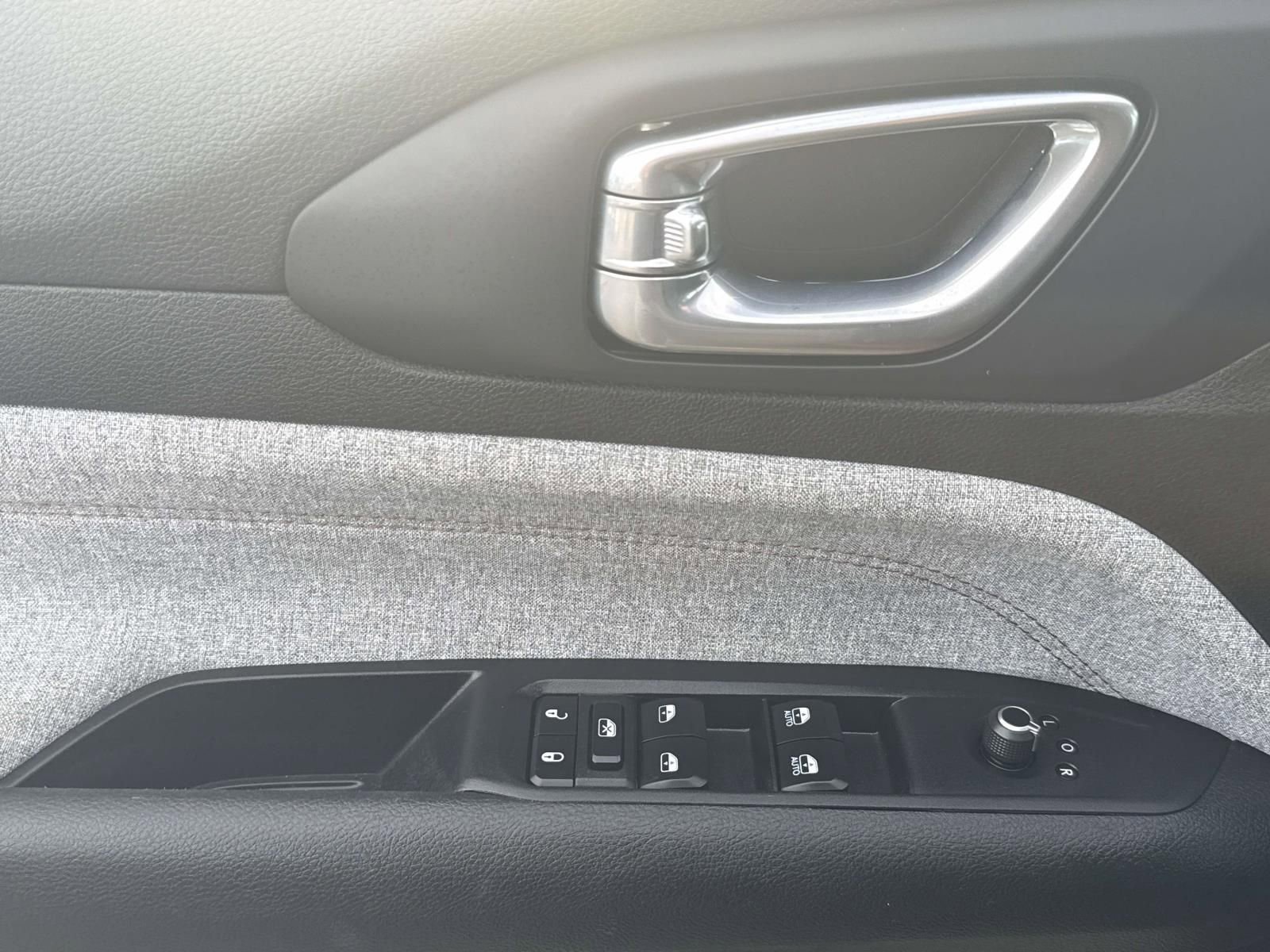 Used 2023 Jeep Compass Latitude w/ Sun and Sound Group image 13