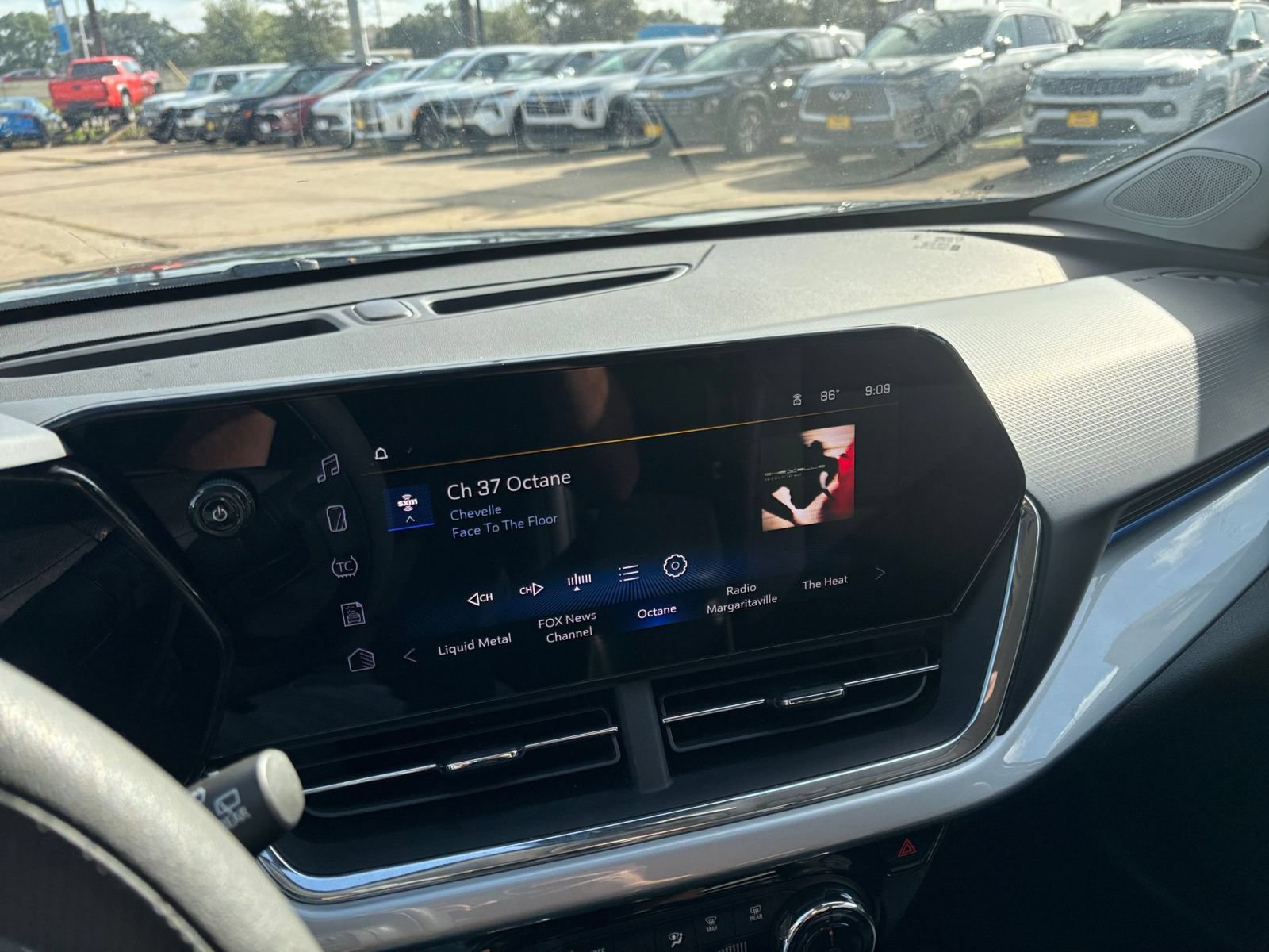 Used 2025 Chevrolet Trax LT FWD image 20