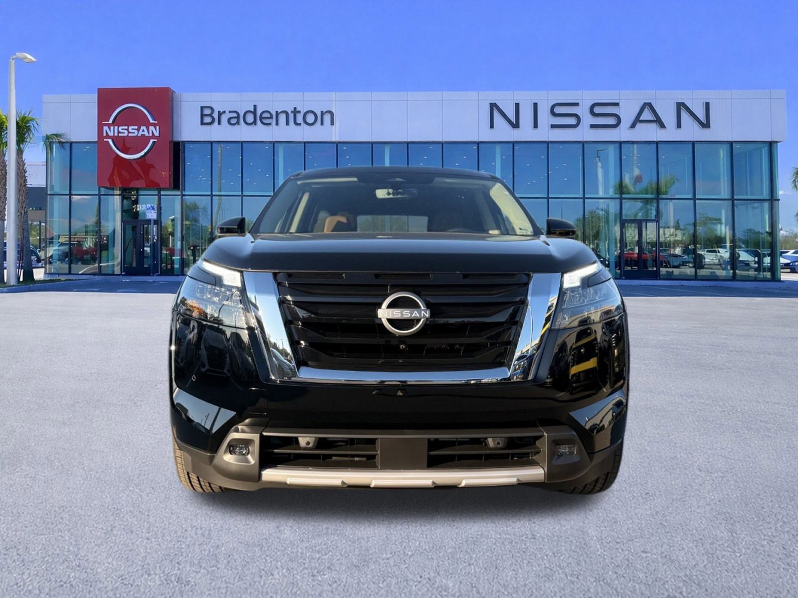 New 2025 Nissan Pathfinder Platinum image 2
