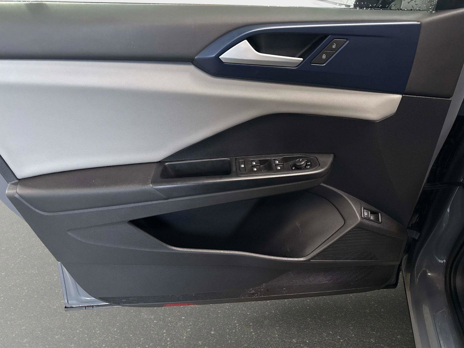 Certified 2022 Volkswagen Taos SE w/ IQ.Drive SE Package image 18