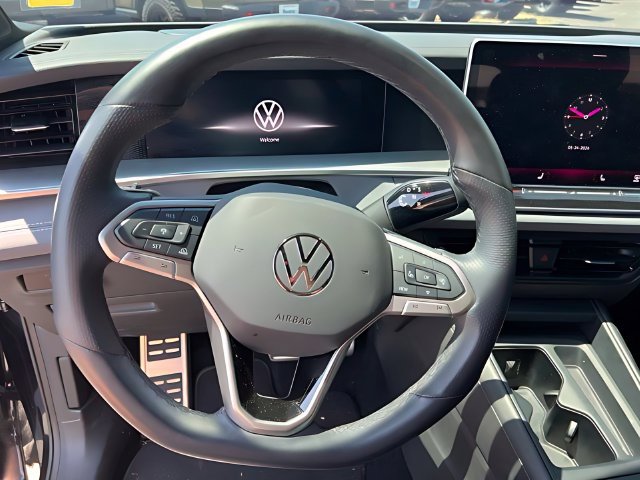 Used 2025 Volkswagen Tiguan SE R-Line AWD/4WD image 20
