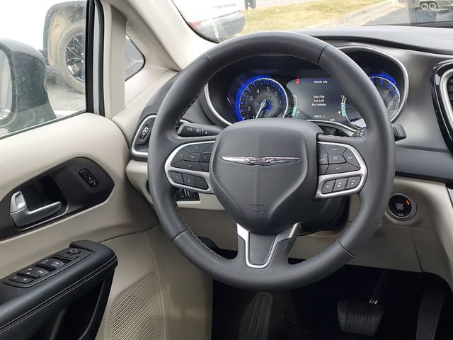 Used 2024 Chrysler Pacifica Touring-L image 25