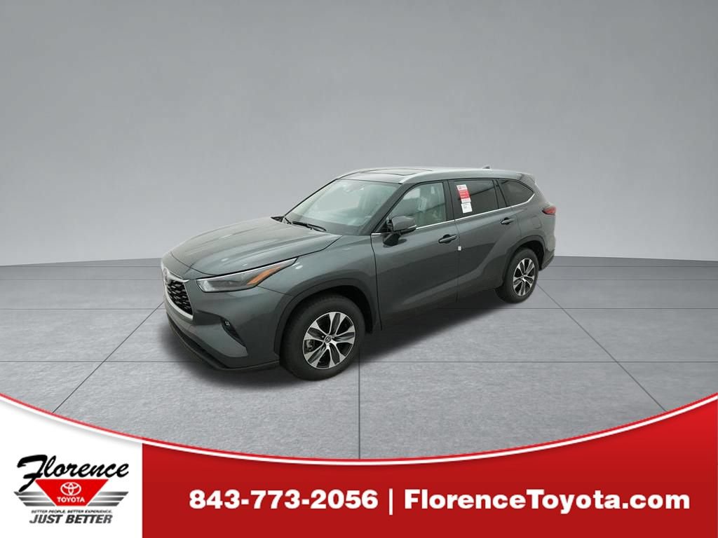 Used 2023 Toyota Highlander XLE FWD image 1