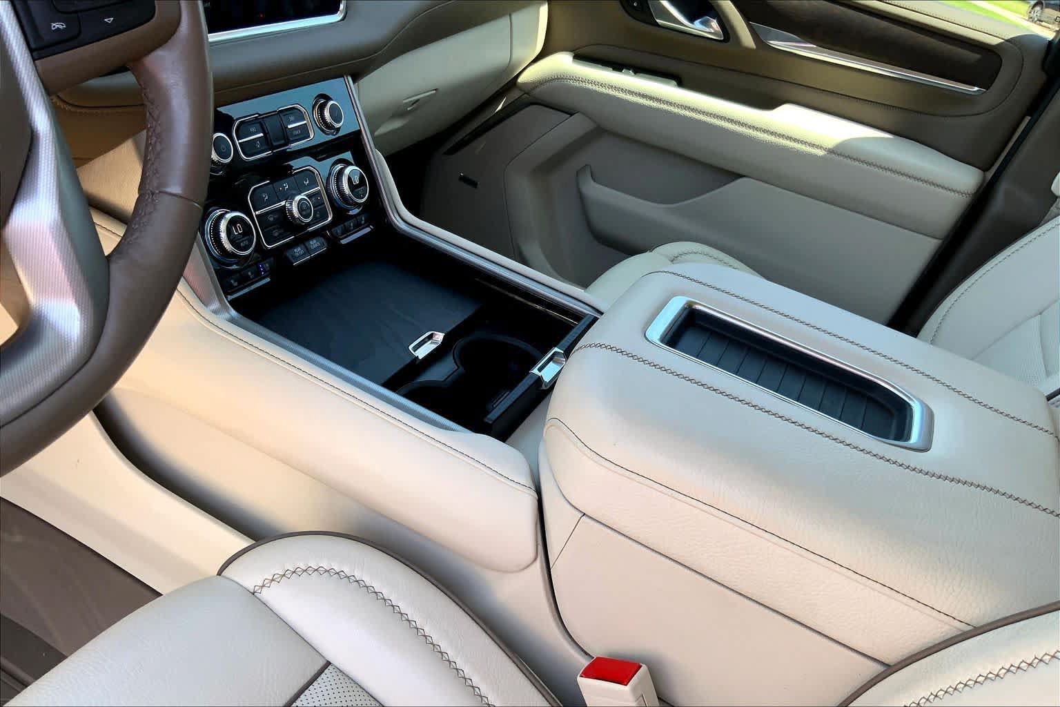 Used 2023 GMC Yukon Denali w/ Advanced Technology Package AWD/4WD image 16