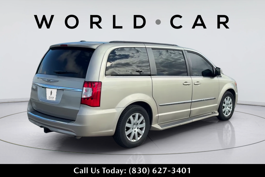 Used 2016 Chrysler Town & Country Touring w/ Trailer Tow Group FWD image 5