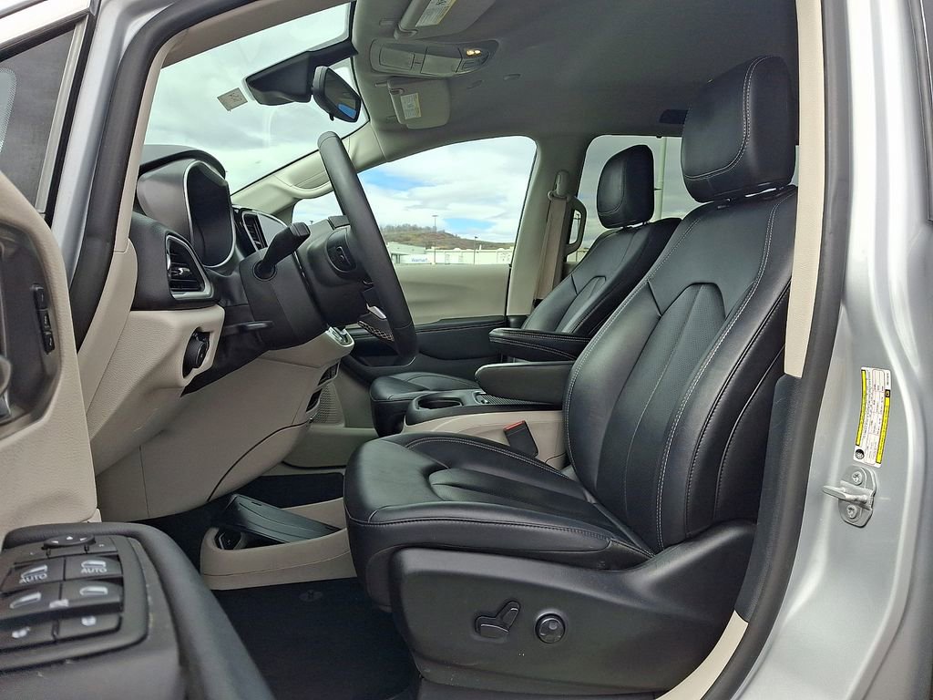 Used 2024 Chrysler Pacifica Touring-L FWD image 13